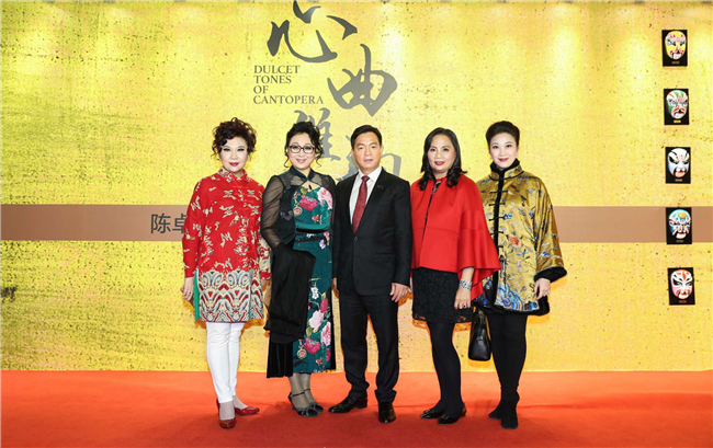 从左至右：中国戏剧梅花奖得主曾慧，国家一级演员陈韵红，陈卓林陆倩芳伉俪，广东省戏剧家协会第十届副主席蒋文端